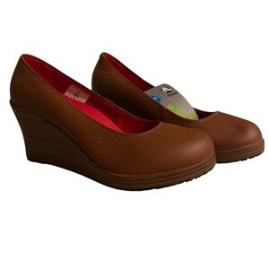 NWT Women’s A-Leigh Closed Toe Wedge Shoe cinnamon/walnut 6.5